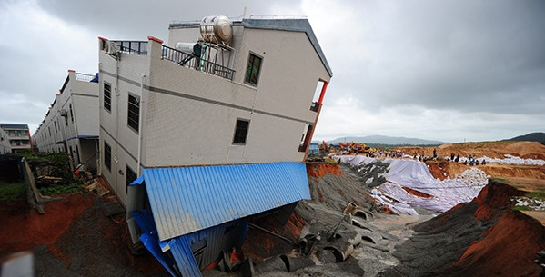 混凝土、民房?jī)A斜