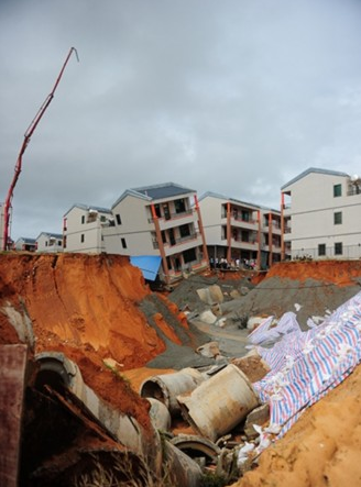 混凝土、民房?jī)A斜